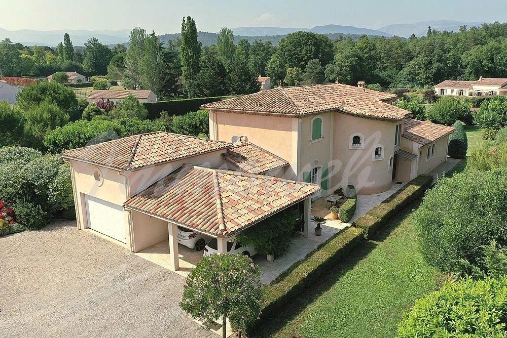Close to the village Villa of 326 m² with 5 bedrooms