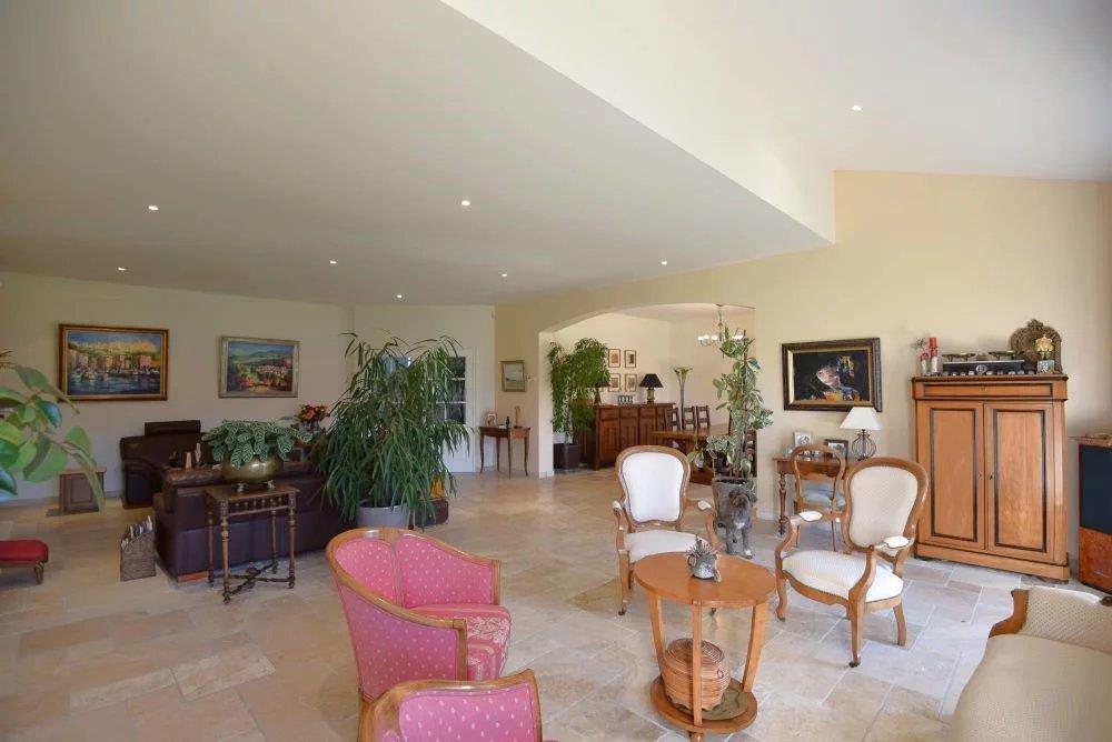 Close to the village Villa of 326 m² with 5 bedrooms