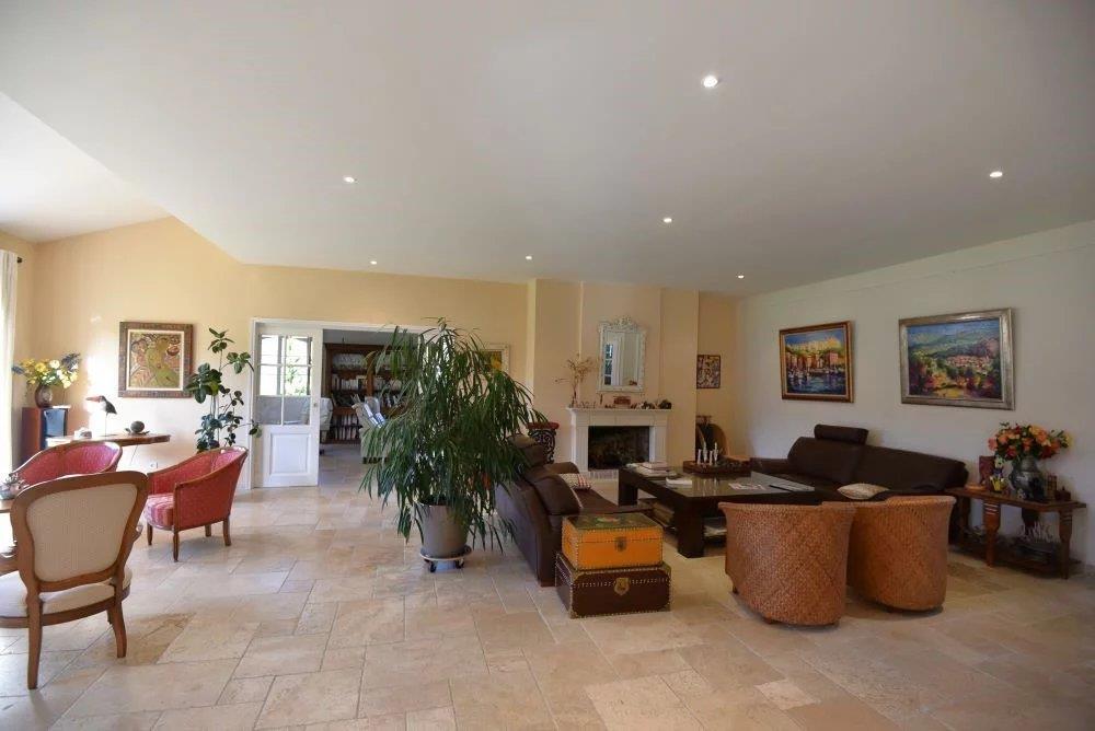 Close to the village Villa of 326 m² with 5 bedrooms