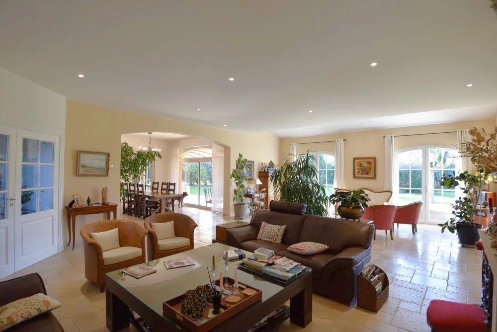 Close to the village Villa of 326 m² with 5 bedrooms