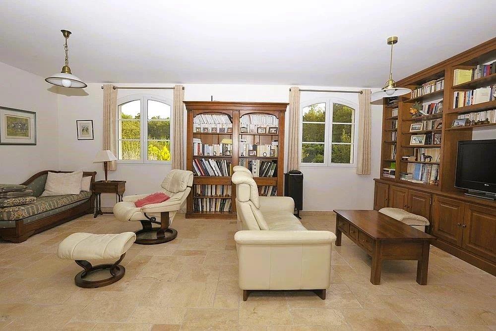 Close to the village Villa of 326 m² with 5 bedrooms