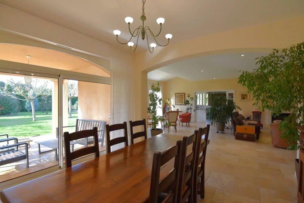 Close to the village Villa of 326 m² with 5 bedrooms