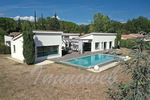 Contemporary villa on one level of 210 m² with 4 bedrooms
