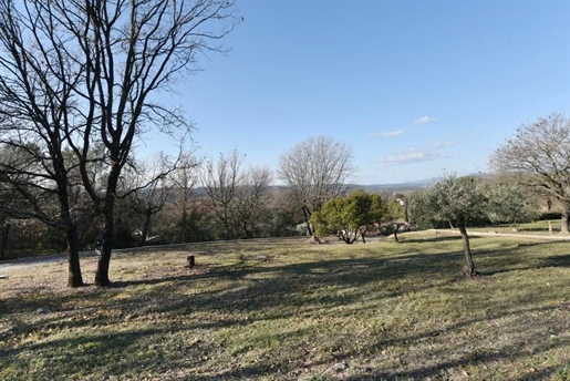 Constructible land of 2000 m² with a building permit