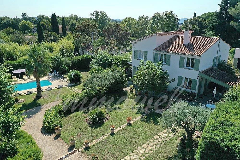Close to the village center Charming house of 200 m²