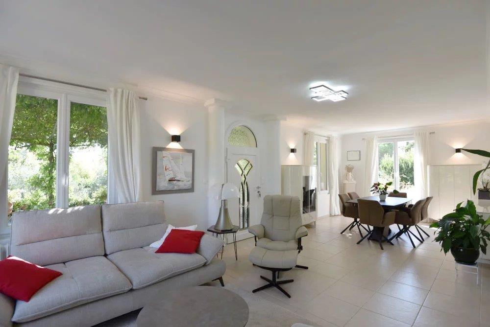 Close to the village center Charming house of 200 m²