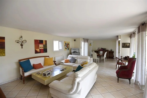 Near all amenities Villa of 216 m² with 3 bedrooms