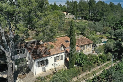 Close to the village Villa of 180 m² with 4 bedrooms