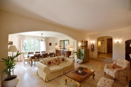 Close to the village center Charming house of 245 m² with 3 bedrooms
