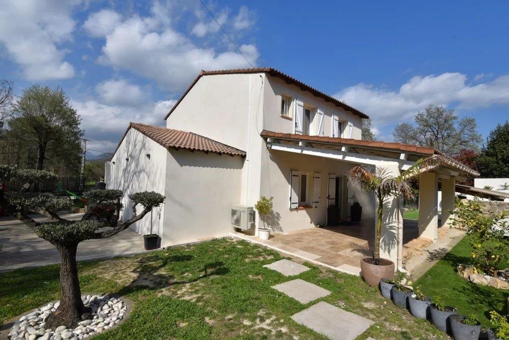 Near the village Villa of 150 m² with 4 bedrooms