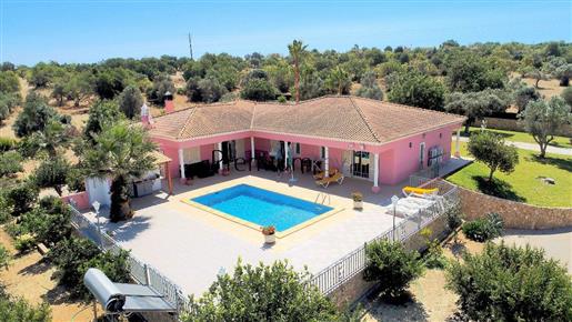 Vrijstaande gelijkvloerse villa met 4 slaapkamers en zwembad in Algoz
