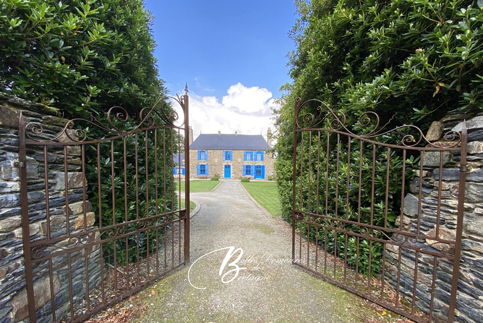 For sale 17th century manor with outbuildings on 1.3 ha Côtes d'Armor