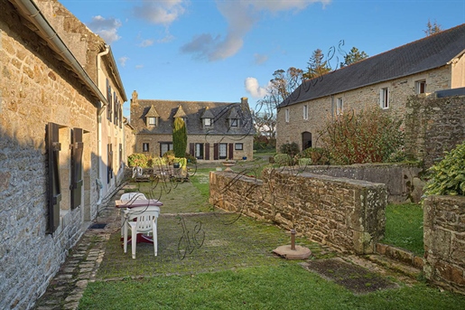 A vendre superbe hameau de 6 habitations à deux pas de la mer Finistère