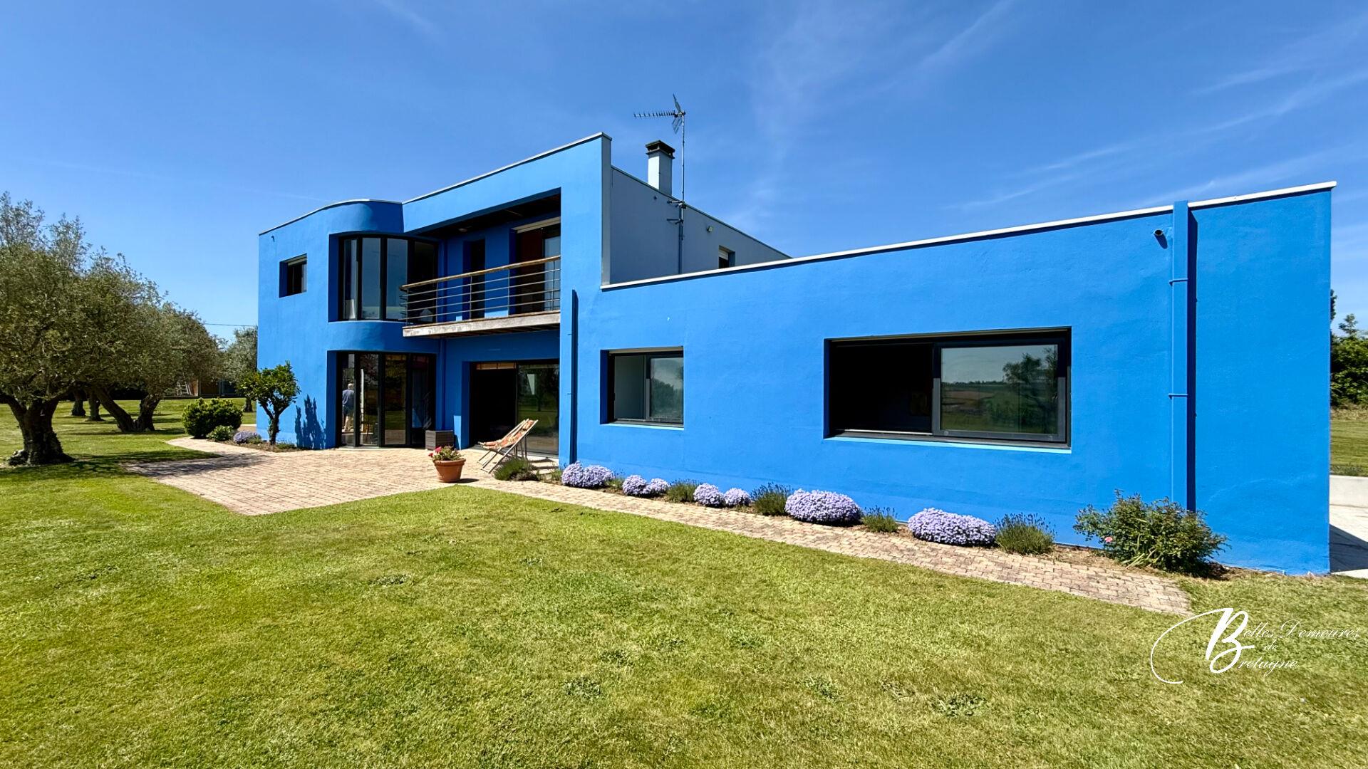 For sale beautiful villa in countryside near the Penvenan beaches