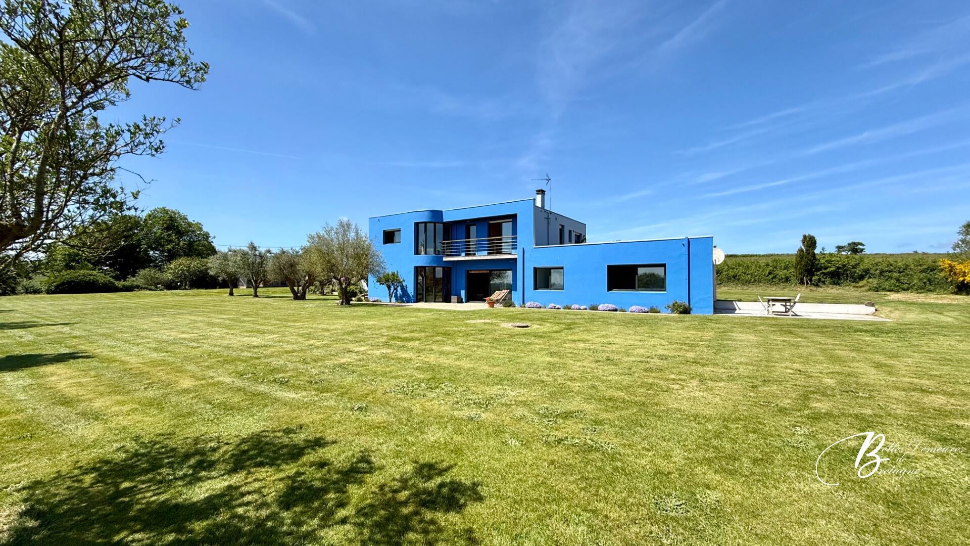 For sale beautiful villa in countryside near the Penvenan beaches