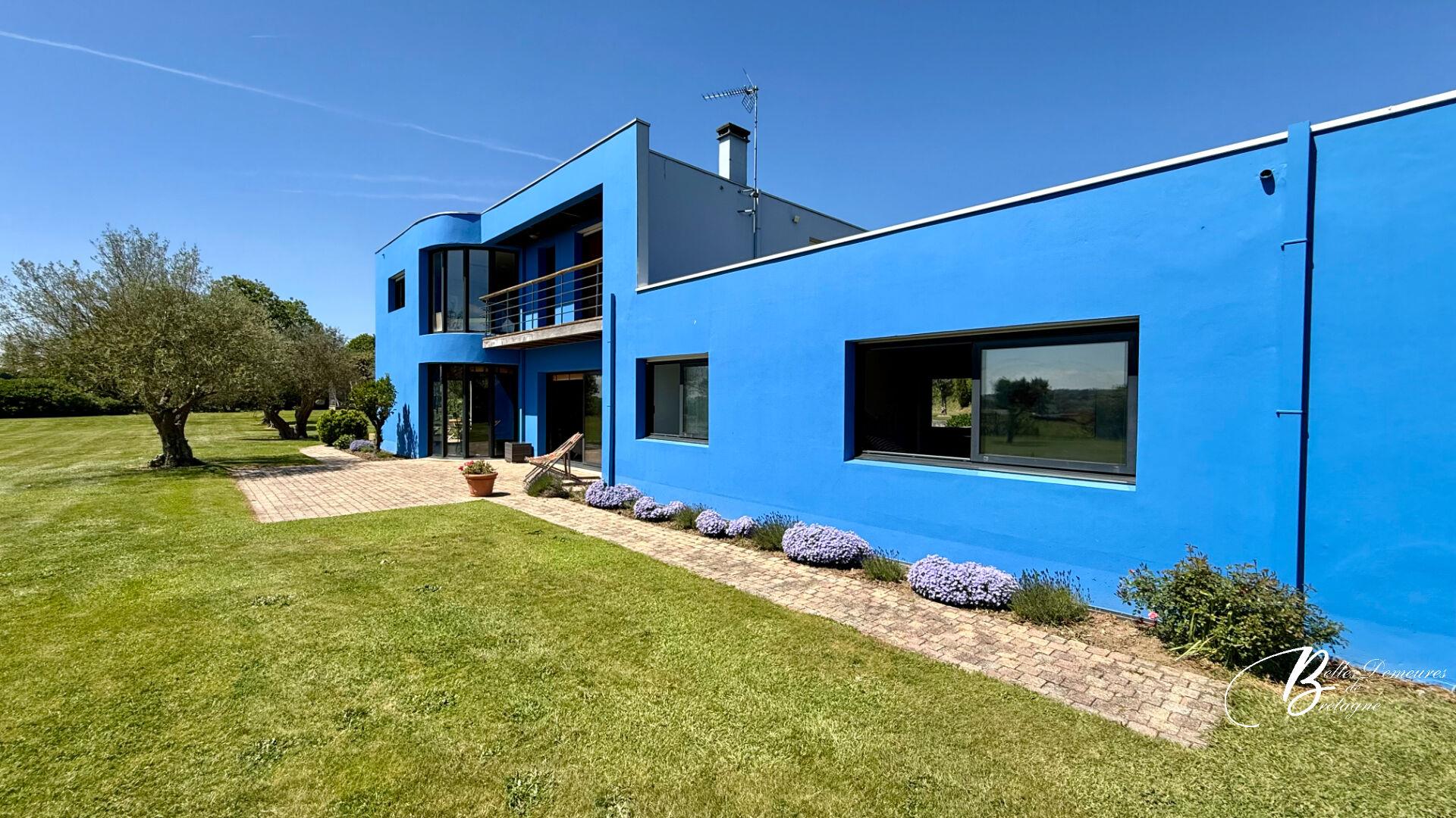 For sale beautiful villa in countryside near the Penvenan beaches