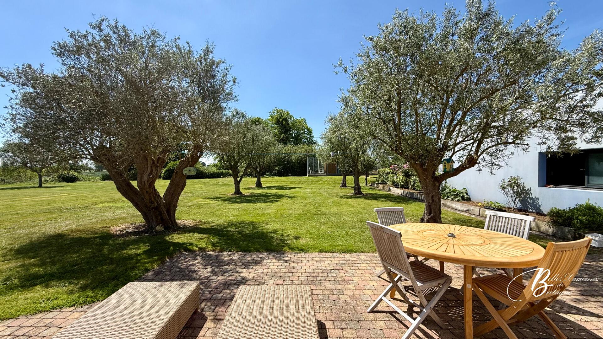 For sale beautiful villa in countryside near the Penvenan beaches