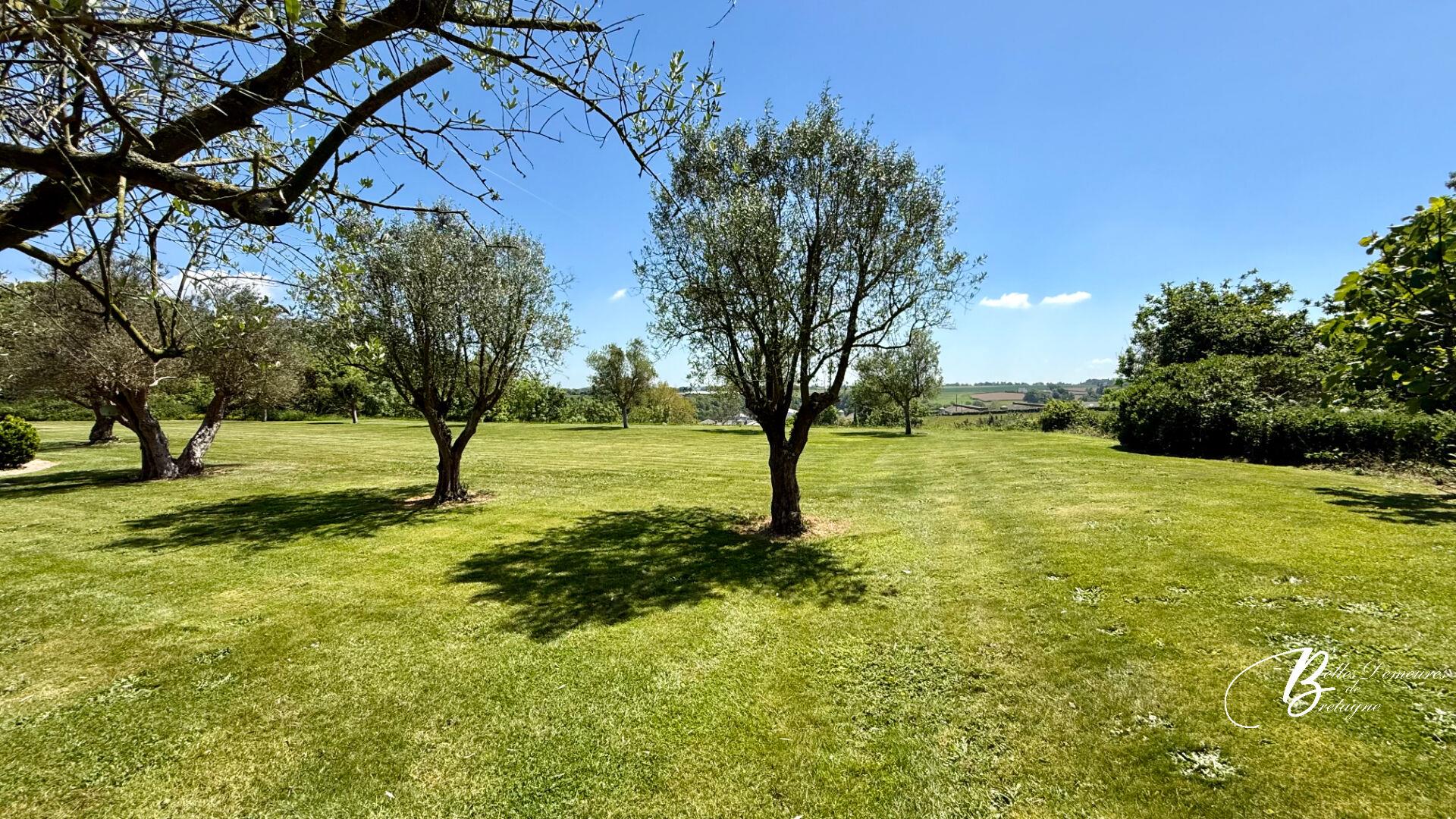 For sale beautiful villa in countryside near the Penvenan beaches