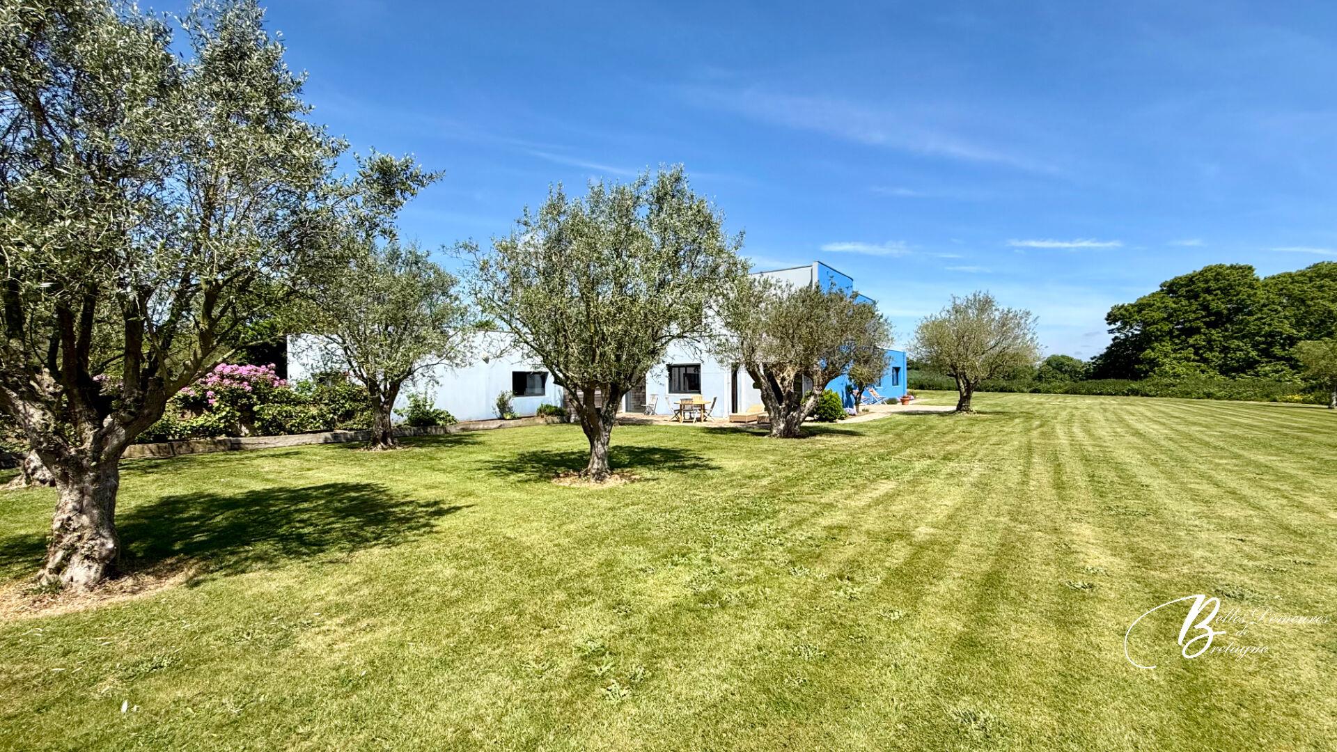 For sale beautiful villa in countryside near the Penvenan beaches