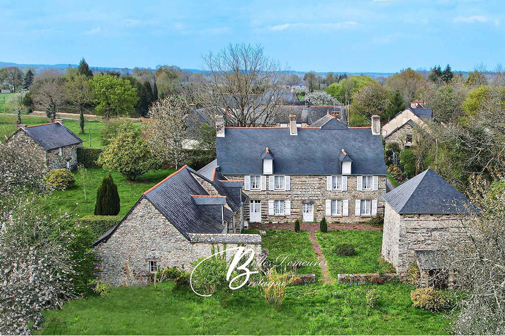 A vendre manoir du 18ème et ses dépendances sur plus de 2 hectares au coeur de Brocéliande Ille et V