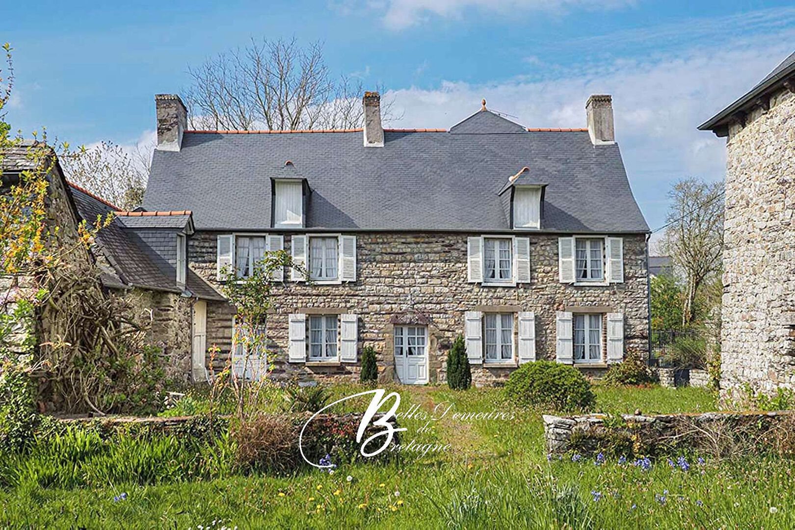 A vendre manoir du 18ème et ses dépendances sur plus de 2 hectares au coeur de Brocéliande Ille et V