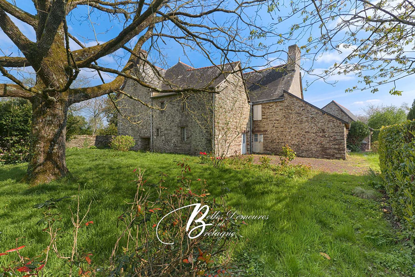A vendre manoir du 18ème et ses dépendances sur plus de 2 hectares au coeur de Brocéliande Ille et V