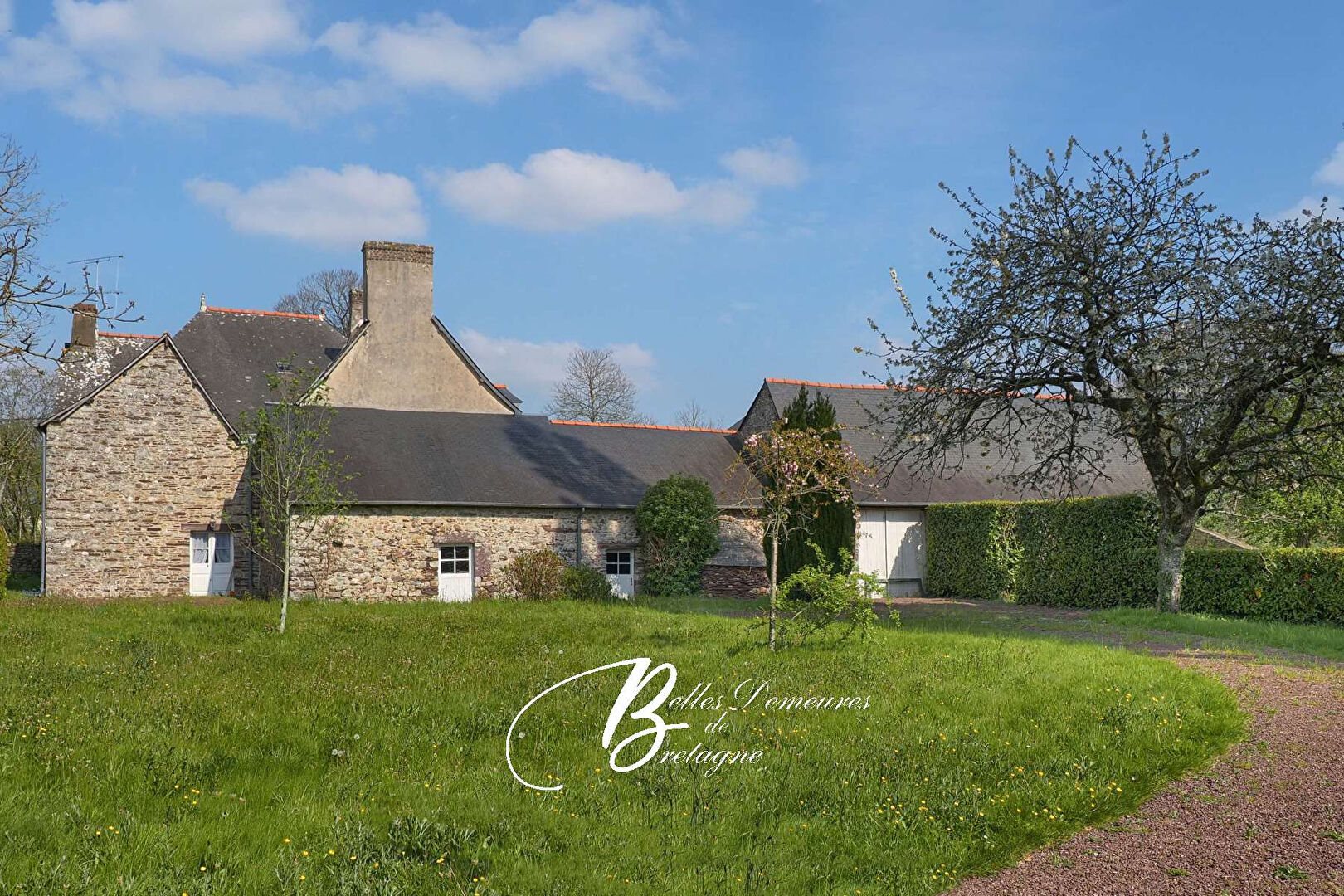 A vendre manoir du 18ème et ses dépendances sur plus de 2 hectares au coeur de Brocéliande Ille et V