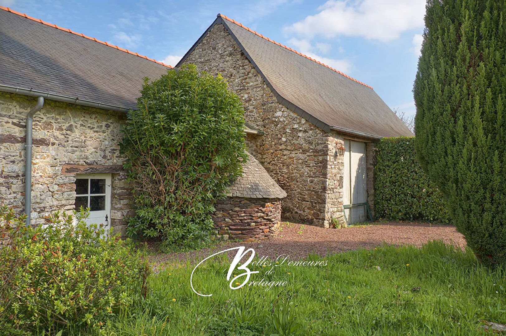 A vendre manoir du 18ème et ses dépendances sur plus de 2 hectares au coeur de Brocéliande Ille et V