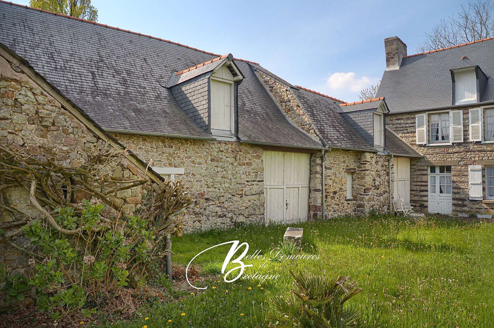 A vendre manoir du 18ème et ses dépendances sur plus de 2 hectares au coeur de Brocéliande Ille et V
