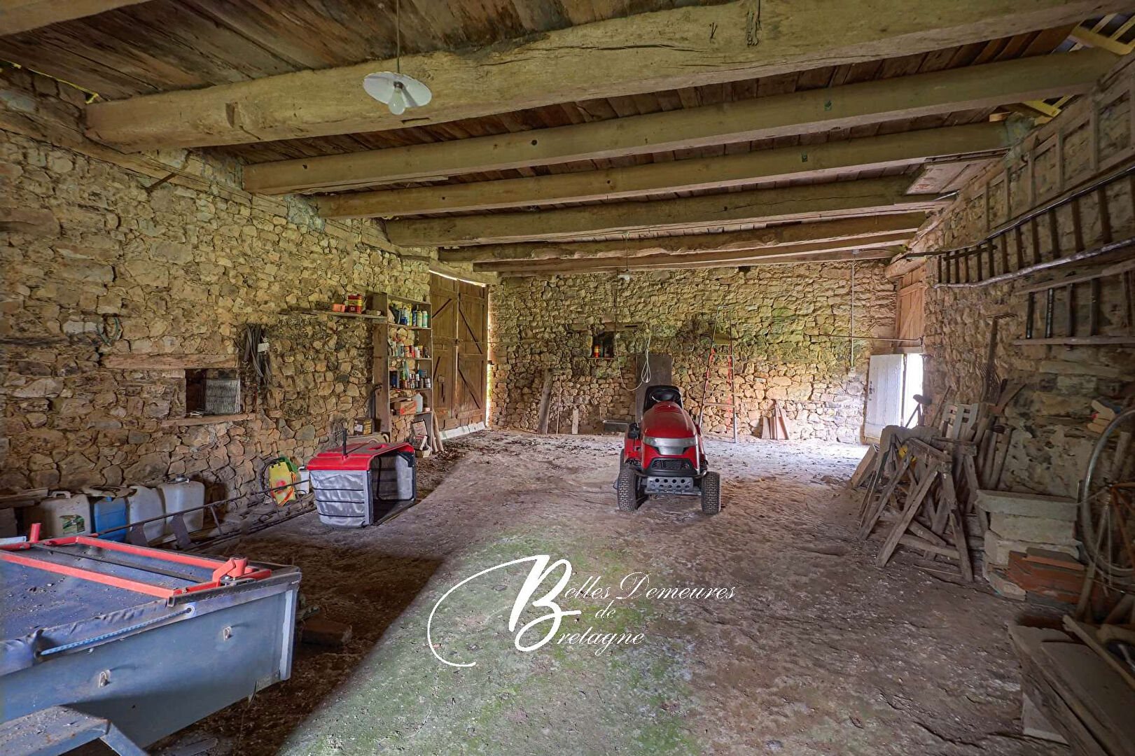 A vendre manoir du 18ème et ses dépendances sur plus de 2 hectares au coeur de Brocéliande Ille et V