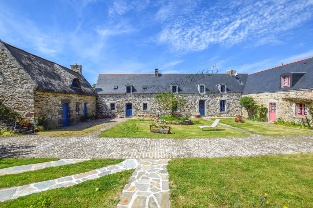 For sale estate of 5 houses with outbuildings on 18 ha Finistère