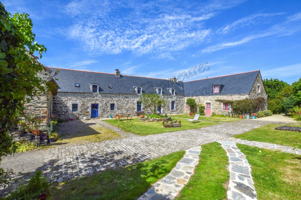 For sale estate of 5 houses with outbuildings on 18 ha Finistère