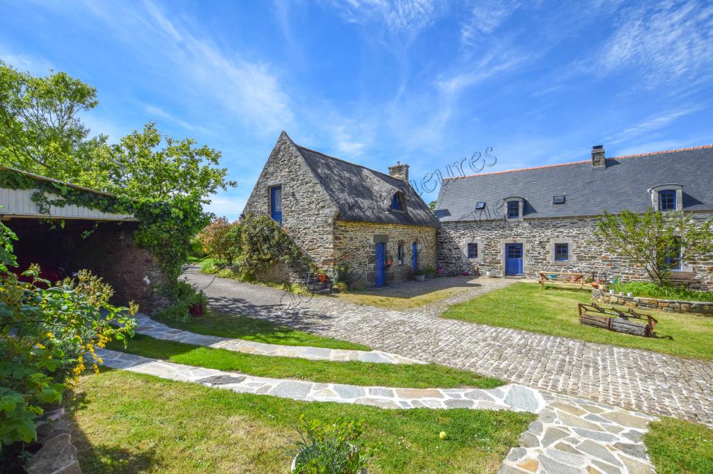 For sale estate of 5 houses with outbuildings on 18 ha Finistère
