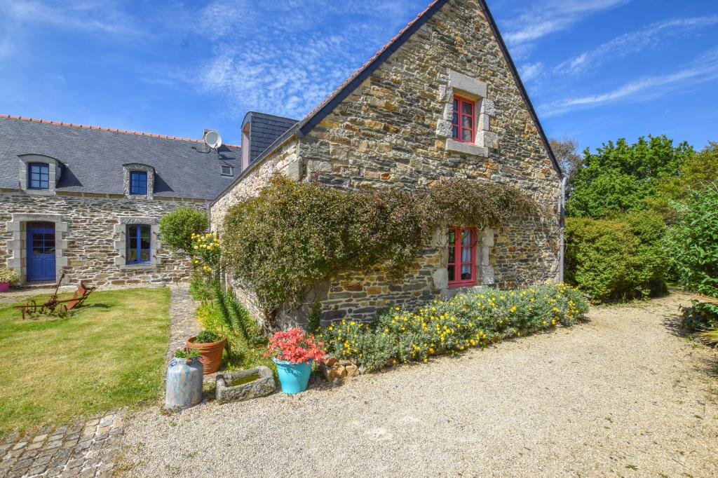 For sale estate of 5 houses with outbuildings on 18 ha Finistère