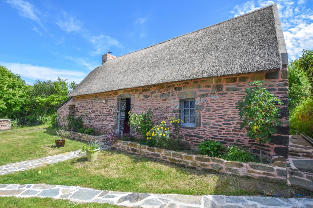 For sale estate of 5 houses with outbuildings on 18 ha Finistère