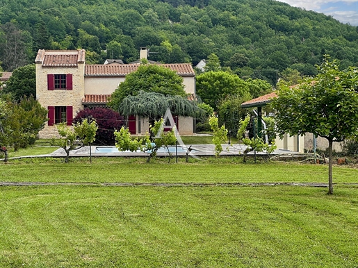 Gelijkvloers huis geflankeerd door zijn duiventil in de prachtige Lot-vallei