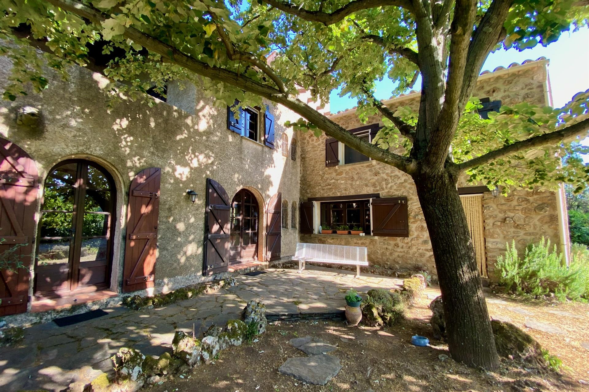 Former hunting lodge with gite and swimming pool