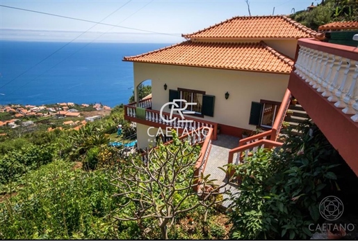 Traditional style detached house in Calheta