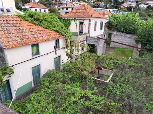Grundstück mit zwei Häusern zum Wiederaufbau in Calheta