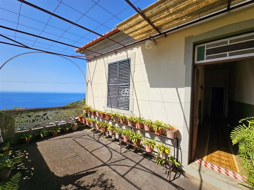 House in Ponta do Sol in good condition and habitable, with sea view