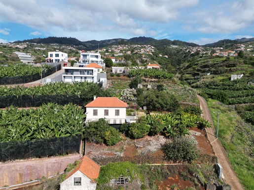 House in Ponta do Sol in good condition and habitable, with sea view