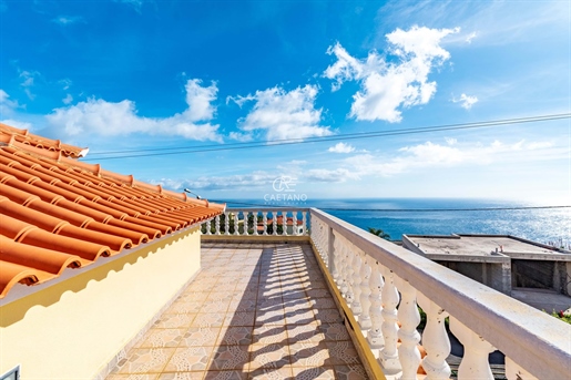Великолепная вилла с 3 спальнями и видом на море в Эштрейто-да-Кальета