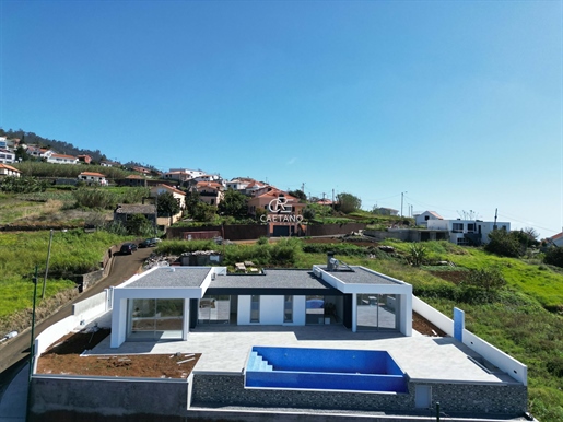 Stunning Luxury 3 Bedroom Villa in Calheta with Sea Views