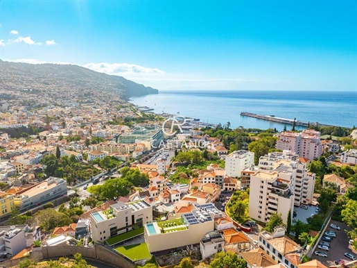 Expérience exclusive dans la baie de Funchal : découvrez cet incroyable appartement de luxe de 3 cha