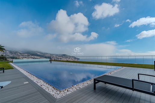 Excepcional Moradia de Luxo com 4 Suites - Vistas Deslumbrantes sobre a Baía do Funchal