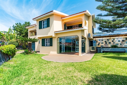 House T4+1 in Canhas - Ponta do Sol