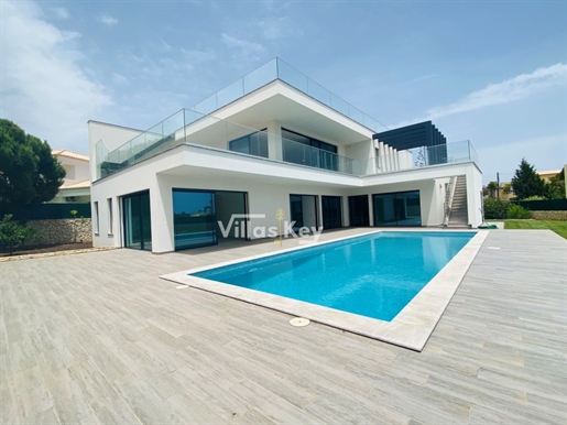 Villa avec piscine technologie de pointe et beaucoup d'intimité.