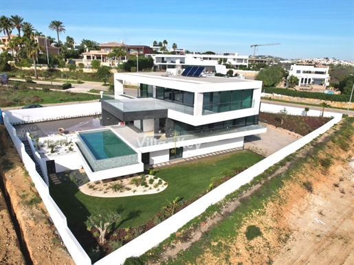 Villa en venta con 4 dormitorios y vistas al mar, a 500m de la playa en Lagos