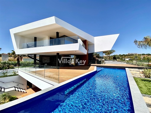 Nueva Villa Moderna cerca de la playa con 4 dormitorios en venta en Porto de Mós, Lagos.