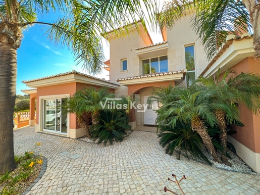 6 bedroom house with pool by the beach in Lagos
